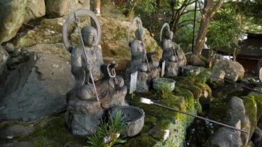 Buddha ve Bodhisattva 'nın kaya heykelleri doğada Miyajima Adası, Hiroşima, Japonya. Geleneksel Japon Budist tapınağı. Japonya 'daki geleneksel tapınaklar. Çocukların koruyucu tanrılarının heykelleri..