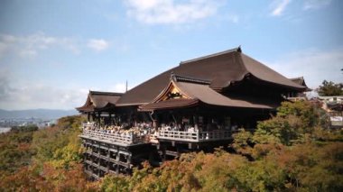 Kyoto, Japonya - 25 Şubat, 24: Kiyomizu Dera Tapınağı, Japonya. Sonbaharda mavi gökyüzü ile Kiyomizu-dera Budist tapınağı. Yüksek kalite 4k görüntü