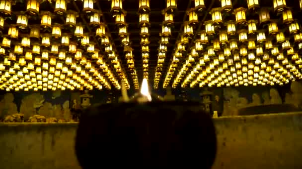 宮島の天井に多くのランタンが付いているヘンジ洞窟 88の寺院の四国巡礼 伝統仏教寺院大正院 — ストック動画