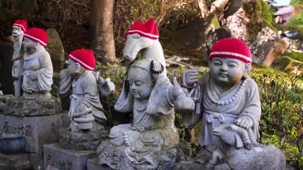 Rockstatyer Buddha Med Mössa Och Bodhisattva Naturen Miyajima Island Hiroshima — Stockvideo