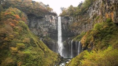 Chuzenji Gölü yakınlarında Kegon Şelalesi. Japonya 'nın Nikko şehrinde sonbaharda güzel renkli Japon doğası. Ormanın sonbahar manzarası. Japonya 'daki en güzel şelale. Japon sonbaharı.