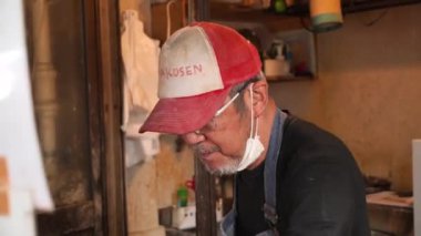 Tokyo, Japonya - 25 Şubat 24: İnsan Tsukiji pazarında karides kraker ve ahtapot krakeri yapıp satıyor. Kalamar ya da karides krepi. Yüksek kalite 4k görüntü.