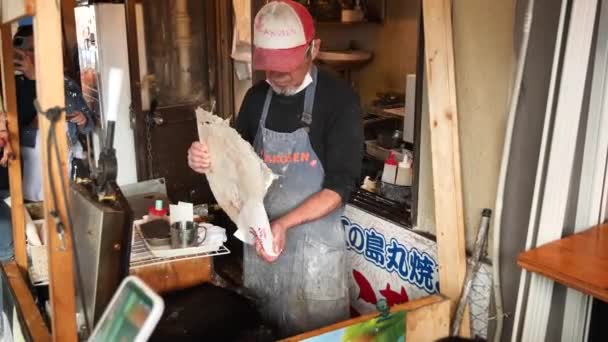 Tokio Japonsko Února Výroba Prodej Krevetových Krekrů Krekrů Trhu Tsukiji — Stock video