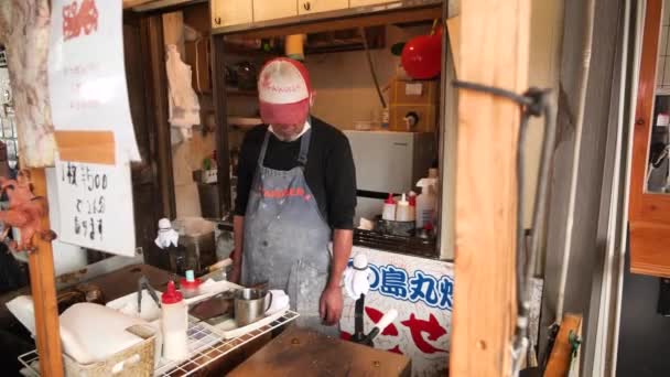 Tokyo Japan February Man Making Selling Shrimp Crackers Octopus Crackers — Stock Video