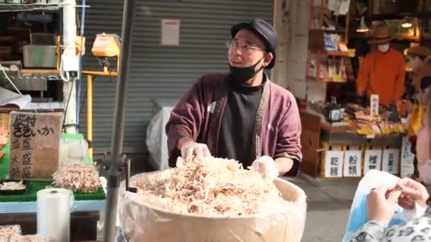 Tokyo Jepang Februari Man Menjual Serpih Bonito Pasar Tsukiji Tokyo — Stok Video