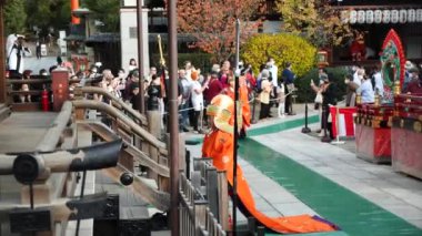 Kyoto, Japonya - 25 Şubat 24: Yasaka Tapınağı Kyoto 'da Bugaku' nun ithafı. Bugaku performansı, saray dansı ve müzik çalan Japon grubu. Yüksek kalite 4k görüntü.