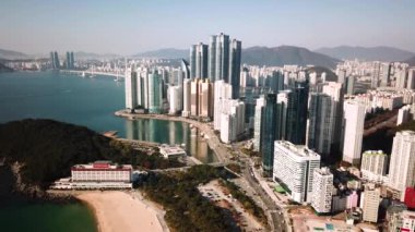 Haeundae, LCT ve Haeundae sahillerindeki şehir manzarası. Güney Kore, Busan 'daki 101 numaralı körfezden gökdelenler. Yüksek kalite 4k görüntü
