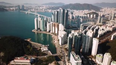 Haeundae, LCT ve Haeundae sahillerindeki şehir manzarası. Güney Kore, Busan 'daki 101 numaralı körfezden gökdelenler. Yüksek kalite 4k görüntü