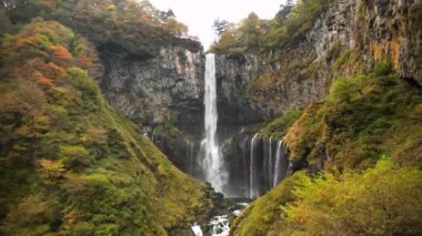 Chuzenji Gölü yakınlarında Kegon Şelalesi. Japonya 'nın Nikko şehrinde sonbaharda güzel renkli Japon doğası. Ormanın sonbahar manzarası. Japonya 'daki en güzel şelale. Japon sonbaharı.