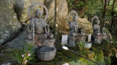 Buddha ve Bodhisattva 'nın kaya heykelleri doğada Miyajima Adası, Hiroşima, Japonya. Geleneksel Japon Budist tapınağı. Japonya 'daki geleneksel tapınaklar. Çocukların koruyucu tanrılarının heykelleri..