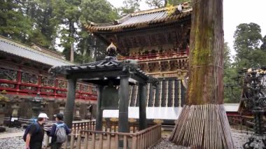 Nikko, Japonya - 25 Şubat 24: Toshogu Tapınağı. Geleneksel Japon Budist tapınağı ve yosun ve büyük sedir ağacıyla kaplanmış taş fenerlerle dolu tapınak. Tapınakların geleneksel mimarisi