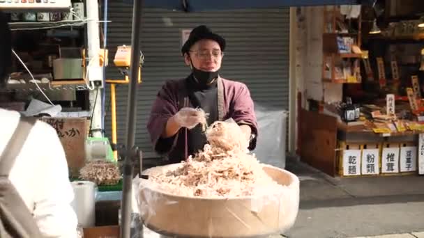 2024年2月25日 東京都築地市場でボニートフレークを販売する男 乾燥したマグロの魚 高品質の4K映像 — ストック動画