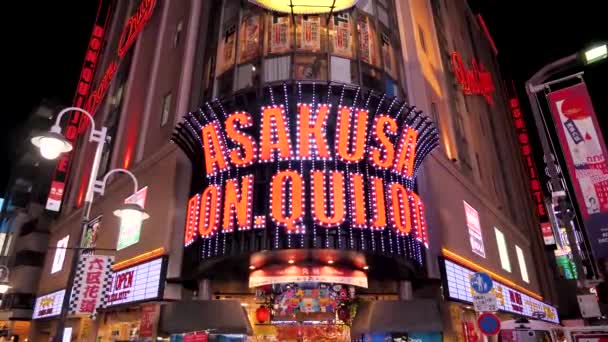 日本东京 2024年2月25日 堂吉诃德Asakusa商店 游客们在夜间聚集在阿萨库萨Sensoji寺附近的购物街 高质量的4K镜头 — 图库视频影像
