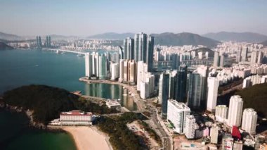 Haeundae, LCT ve Haeundae sahillerindeki şehir manzarası. Güney Kore, Busan 'daki 101 numaralı körfezden gökdelenler. Yüksek kalite 4k görüntü