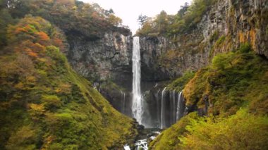 Chuzenji Gölü yakınlarında Kegon Şelalesi. Japonya 'nın Nikko şehrinde sonbaharda güzel renkli Japon doğası. Ormanın sonbahar manzarası. Japonya 'daki en güzel şelale. Japon sonbaharı.
