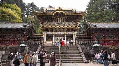 Nikko, Japonya - 25 Şubat 2024: Yomeimon Kapısı Toshogu Tapınağı. Güneş ışığı kapısı. Geleneksel Japon Budist tapınağı ve büyük sedir ağacıyla tapınak. Tapınağın geleneksel mimarisi
