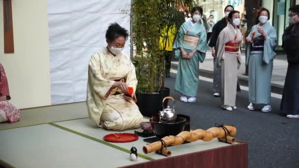 2024年2月25日 日本茶道 畳の床に座りながら通りにマチャグリーンティーを準備する大人の日本人女性 高品質の4K映像 — ストック動画