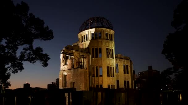 广岛原子弹圆顶晚上在日本广岛和平纪念公园 高质量的4K镜头 — 图库视频影像