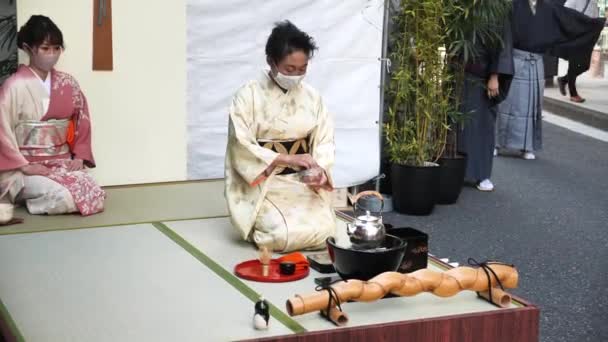 日本东京 2024年2月25日 日本茶道仪式 日本成年女子在街上准备Matcha绿茶时 坐在了一个塔瓦地板上 高质量的4K镜头 — 图库视频影像