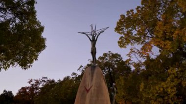 Hiroşima Çocukları Barış Anıtı Sadako Sasaki günbatımında Japonya 'daki Hiroşima Barış Anıtı' nda. Yüksek kalite 4k görüntü.
