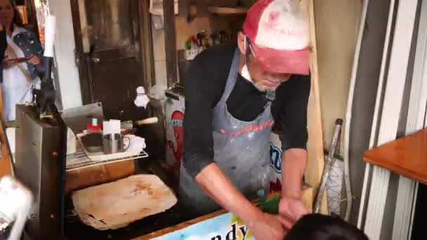 Tokyo Japan February 2024 Man Making Selling Shrimp Crackers Octopus — Stock Video