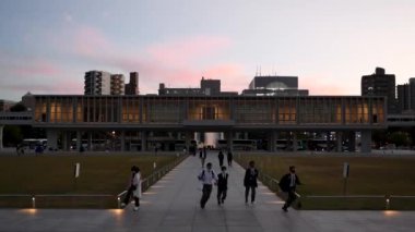 Hiroşima, Japonya - 25 Şubat 24: Hiroşima Barış Anma Müzesi Japonya 'daki Hiroşima Barış Anıt Parkı' nda gün batımında. Yüksek kalite 4k görüntü.