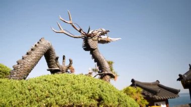 Güney Kore, Busan yakınlarındaki Haedong Yonggungsa Tapınağı 'nda ejderha sembolü. Yüksek kalite 4k görüntü