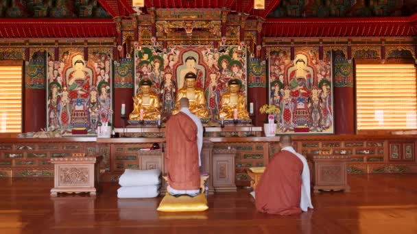 Busan Corea Del Sud Febbraio Monaci Buddisti Che Pregano Nel — Video Stock
