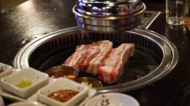 Tipik Kore barbekü ızgarası. Kore barbeküsü Güney Kore, Seul 'de bir ıslahevinde pişirilip servis edildi. Yüksek kalite 4k görüntü