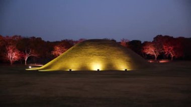 Gyeongju 'daki Şilla Hanedanlığı' nın Büyük Antik Mezarları, Tumuli Kraliyet Parkı geceleri. Güney Kore 'de yeşil çim mezarları. Yüksek kalite 4k görüntü