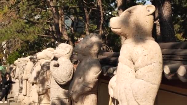 Estatuas Del Horóscopo Chino Templo Haedong Yonggungsa Cerca Busan Corea — Vídeo de stock