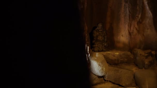 Malá Buddhistická Socha Jeskyni Chrámu Haedong Yonggungsa Poblíž Busanu Jižní — Stock video
