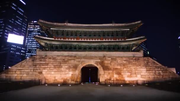 韩国首尔Namdaemun市场附近的Sungnyemun门的夜景 高质量的4K镜头 — 图库视频影像
