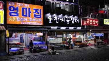 Busan, Güney Kore - 25 Şubat 24: Kore 'nin en büyük balık pazarının yakınındaki restoran. Jagalchi balık pazarının dışında. Yüksek kalite 4k görüntü