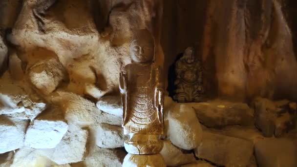 Malá Buddhistická Socha Jeskyni Chrámu Haedong Yonggungsa Poblíž Busanu Jižní — Stock video