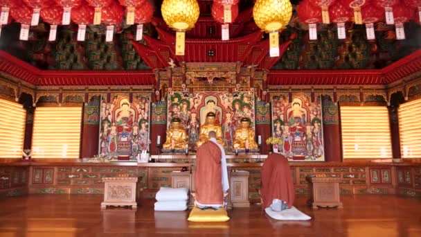 Pusan Korea Południowa Lutego Buddyjscy Mnisi Modlący Się Świątyni Haedong — Wideo stockowe
