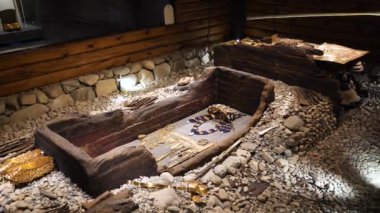 Gyeongju, Güney Kore - 25 Şubat 24: Gyeongju 'daki Şilla Hanedanlığı' nın Büyük Antik Mezarları, Tumuli Kraliyet Parkı geceleri. Güney Kore, Gyeongju 'daki mezarların içindeki kralların zenginliği..