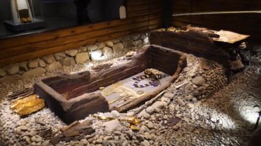 Gyeongju 'daki Şilla Hanedanlığı' nın Büyük Antik Mezarları, Tumuli Kraliyet Parkı geceleri. Güney Kore, Gyeongju 'daki mezarların içindeki kralların zenginliği. Yüksek kalite 4k görüntü