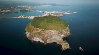 Kore 'deki Jeju Adası' nda Seongsan Ilchulbong 'un insansız hava aracı çekimi. Güney Kore 'deki krater zirvesinin havadan görüntüsü. Yüksek kalite 4k görüntü