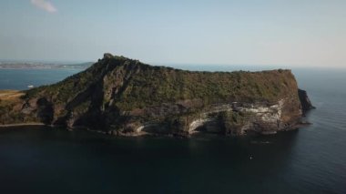 Kore 'deki Jeju Adası' nda Seongsan Ilchulbong 'un insansız hava aracı çekimi. Güney Kore 'deki krater zirvesinin havadan görüntüsü. Yüksek kalite 4k görüntü