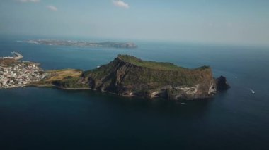 Kore 'deki Jeju Adası' nda Seongsan Ilchulbong 'un insansız hava aracı çekimi. Güney Kore 'deki krater zirvesinin havadan görüntüsü. Yüksek kalite 4k görüntü