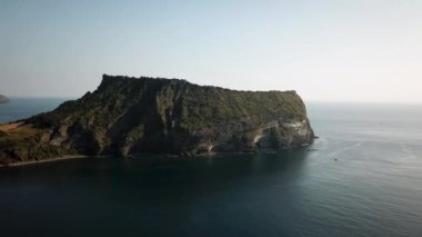 Kore 'deki Jeju Adası' nda Seongsan Ilchulbong 'un insansız hava aracı çekimi. Güney Kore 'deki krater zirvesinin havadan görüntüsü. Yüksek kalite 4k görüntü