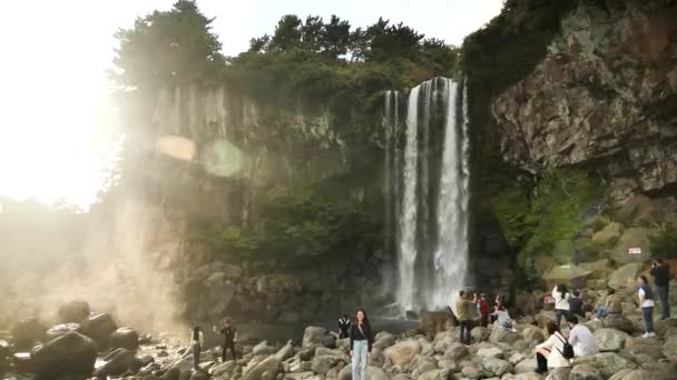 Insel Jeju Republik Korea April 2024 Jeongbang Wasserfall Bei Sonnenuntergang — Stockvideo