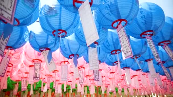 在韩国庆州的Bulguksa寺庙庆祝佛祖诞辰 彩色纸灯笼庆祝Siddhartha Gautama生日 教科文组织世界遗产所在地 高质量的4K镜头 — 图库视频影像