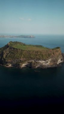 Kore 'deki Jeju Adası' nda Seongsan Ilchulbong 'un insansız hava aracı çekimi. Güney Kore 'deki krater zirvesinin havadan görüntüsü. Yüksek kalite 4k görüntü