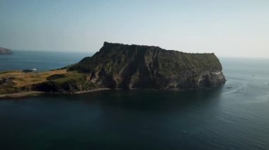 Kore 'deki Jeju Adası' nda Seongsan Ilchulbong 'un insansız hava aracı çekimi. Güney Kore 'deki krater zirvesinin havadan görüntüsü. Yüksek kalite 4k görüntü