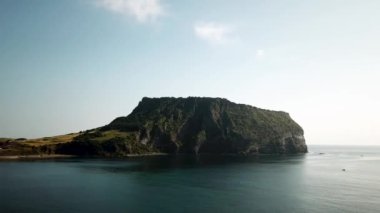 Kore 'deki Jeju Adası' nda Seongsan Ilchulbong 'un insansız hava aracı çekimi. Güney Kore 'deki krater zirvesinin havadan görüntüsü. Yüksek kalite 4k görüntü