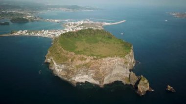 Kore 'deki Jeju Adası' nda Seongsan Ilchulbong 'un insansız hava aracı çekimi. Güney Kore 'deki krater zirvesinin havadan görüntüsü. Yüksek kalite 4k görüntü