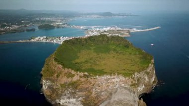 Kore 'deki Jeju Adası' nda Seongsan Ilchulbong 'un insansız hava aracı çekimi. Güney Kore 'deki krater zirvesinin havadan görüntüsü. Yüksek kalite 4k görüntü