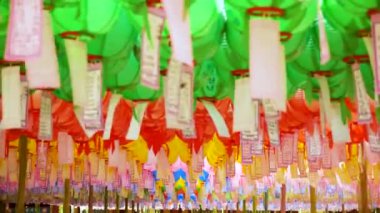 Gyeongju, Güney Kore - 16 Nisan 24: Güney Kore, Gyeongju 'daki Bulguksa tapınağında Buda' nın doğum gününü kutlamak. Renkli kağıt fenerler Siddhartha Gautama 'nın doğum gününü kutluyor. UNESCO Dünya Mirası.